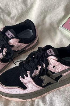 Cute Everyday Outfits, Outfit Inspo Casual Black & Pink Star Sneakers