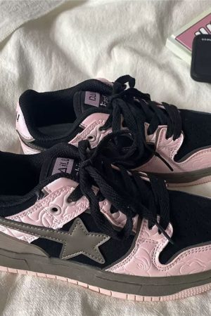 Cute Everyday Outfits, Outfit Inspo Casual Black & Pink Star Sneakers