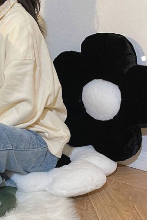 Cute Everyday Outfits, Outfit Inspo Casual Black & White Flower Pillow