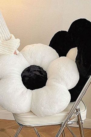 Cute Everyday Outfits, Outfit Inspo Casual Black & White Flower Pillow