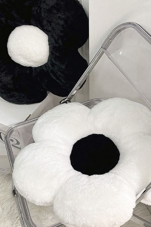 Cute Everyday Outfits, Outfit Inspo Casual Black & White Flower Pillow