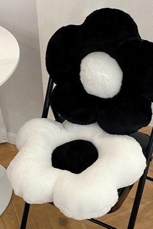 Cute Everyday Outfits, Outfit Inspo Casual Black & White Flower Pillow