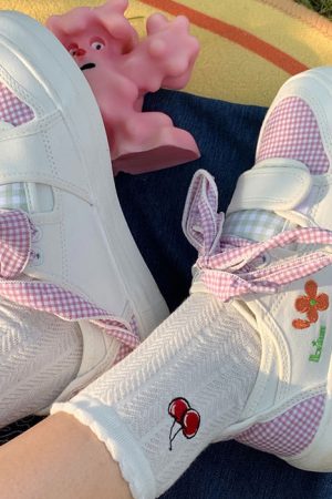 Cute Everyday Outfits, Outfit Inspo Casual Cottagecore Aesthetic Gingham Sneakers