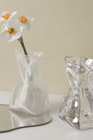 Cute Everyday Outfits, Outfit Inspo Casual Crumpled Paper Glass Flower Vase