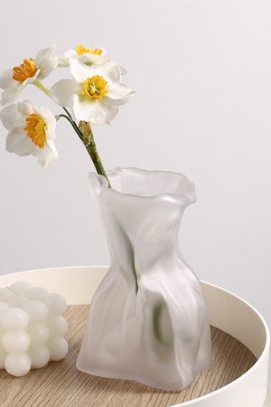 Cute Everyday Outfits, Outfit Inspo Casual Crumpled Paper Glass Flower Vase