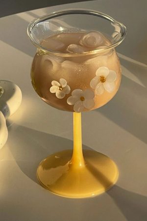 Cute Everyday Outfits, Outfit Inspo Casual Flower-Designed Asymmetric Aesthetic Glass