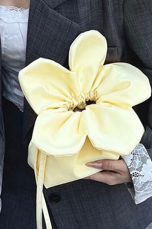 Cute Everyday Outfits, Outfit Inspo Casual Flower Shaped Mini Bag