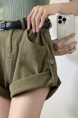 Cute Everyday Outfits, Outfit Inspo Casual High-Waisted Khaki Shorts