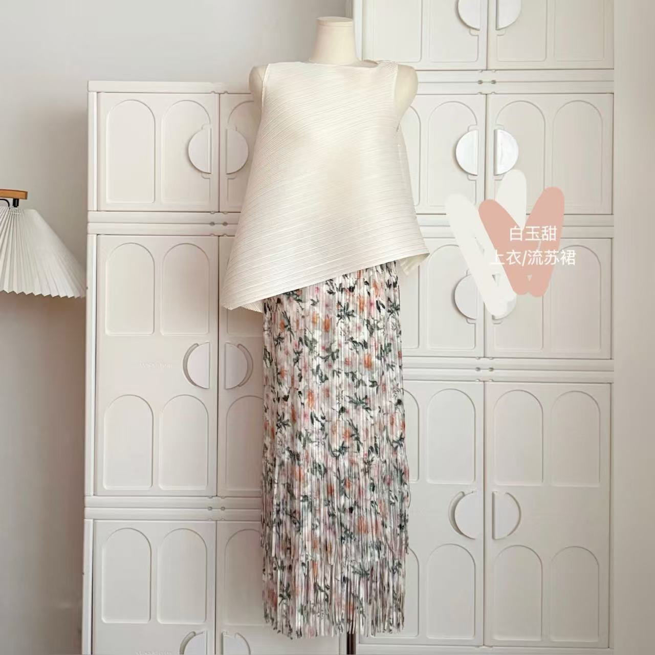 Elegant White Sleeveless Top with Pleated Tassel Skirt - Spring Summer Women's Fashion, Miyake Style, Chic and Trendy Look Elegant White Sleeveless Top with Pleated Tassel Skirt - Spring Summer Women's Fashion, Miyake Style, Chic and Trendy Look