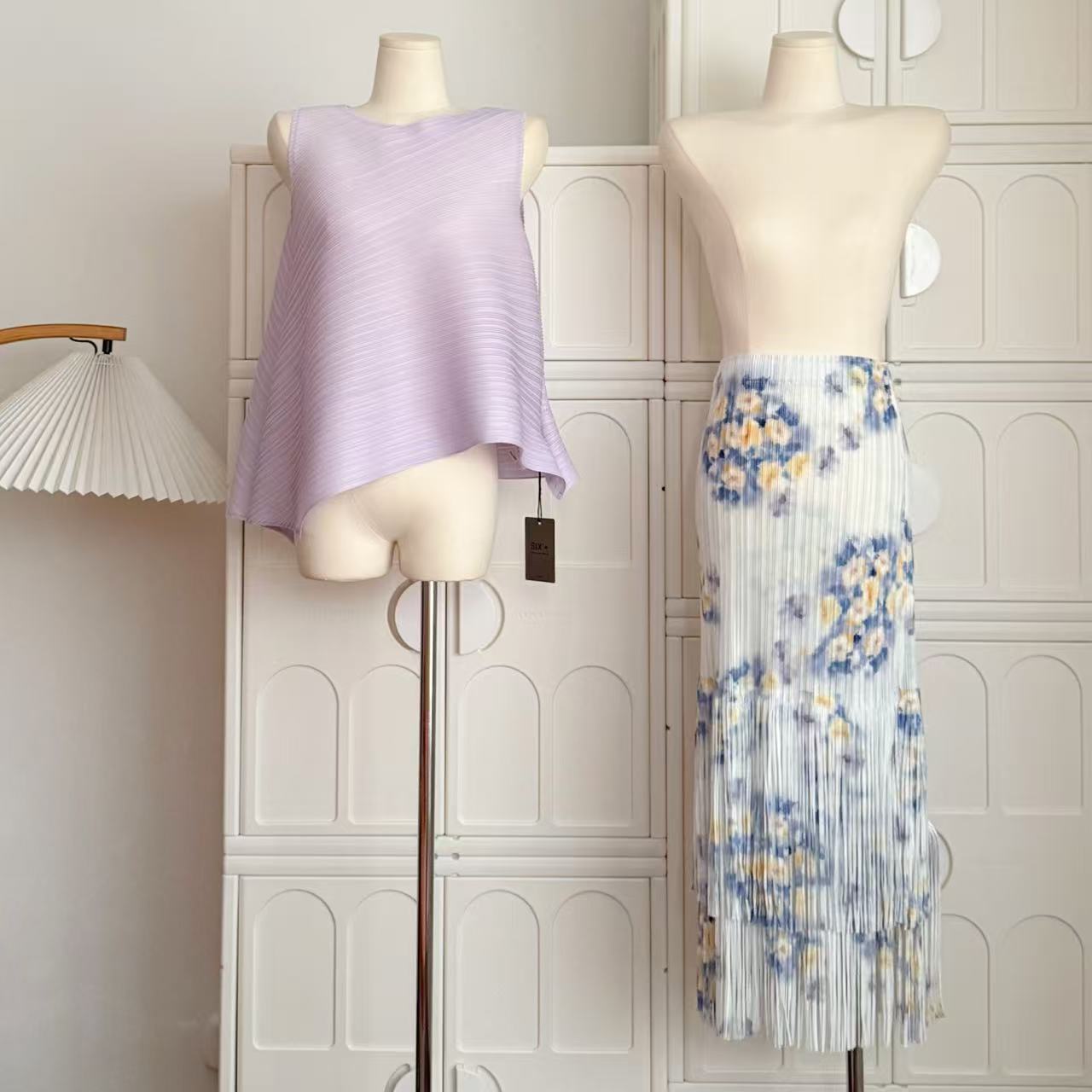 Elegant White Sleeveless Top with Pleated Tassel Skirt - Spring Summer Women's Fashion, Miyake Style, Chic and Trendy Look Elegant White Sleeveless Top with Pleated Tassel Skirt - Spring Summer Women's Fashion, Miyake Style, Chic and Trendy Look