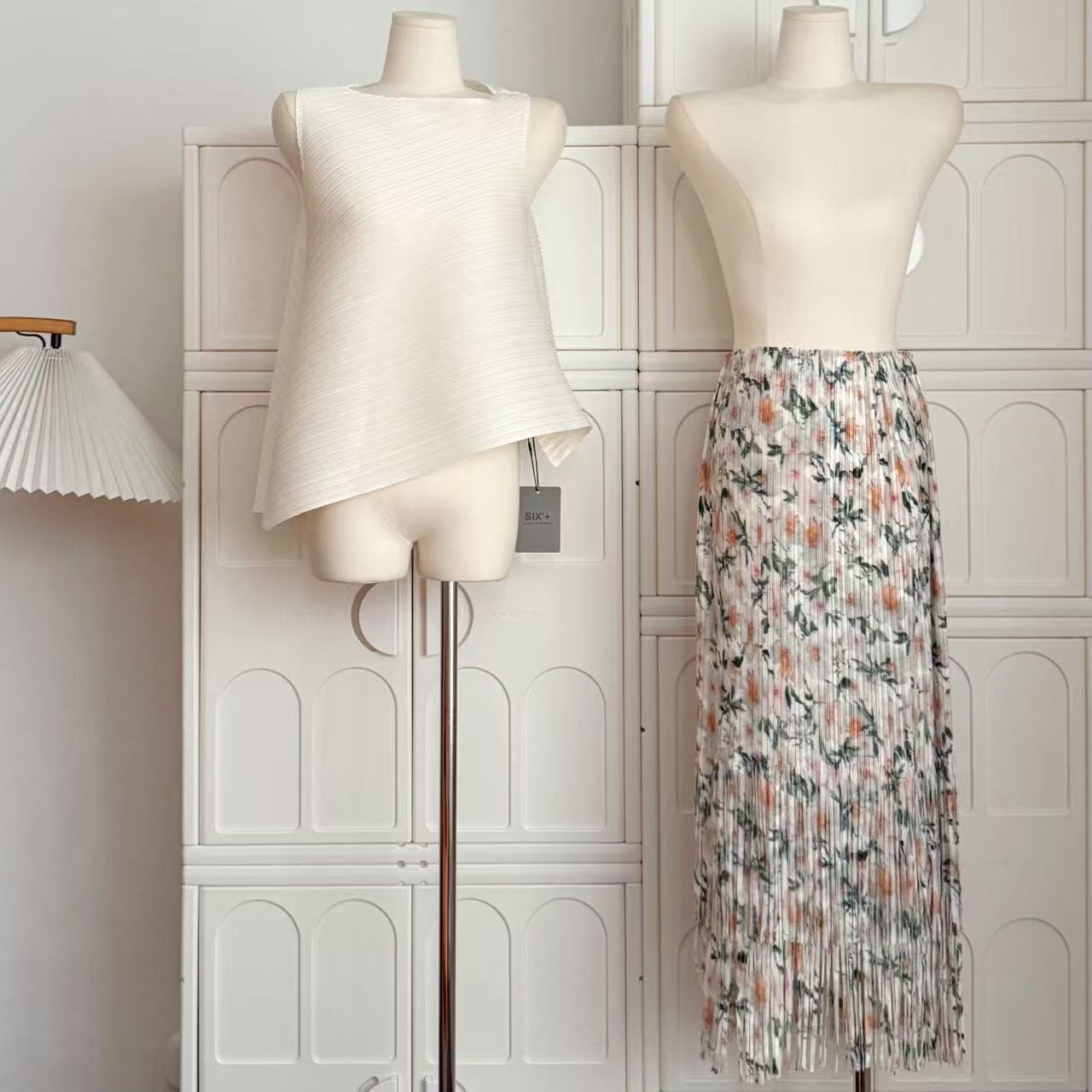 Elegant White Sleeveless Top with Pleated Tassel Skirt - Spring Summer Women's Fashion, Miyake Style, Chic and Trendy Look Elegant White Sleeveless Top with Pleated Tassel Skirt - Spring Summer Women's Fashion, Miyake Style, Chic and Trendy Look