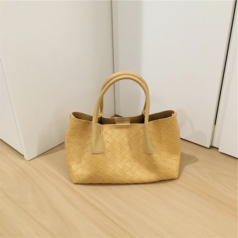 Elegant Woven Grass Basket Handbag - High-End Niche Design Shoulder Crossbody Tote Bag for Chic Fashion Lovers Elegant Woven Grass Basket Handbag - High-End Niche Design Shoulder Crossbody Tote Bag for Chic Fashion Lovers