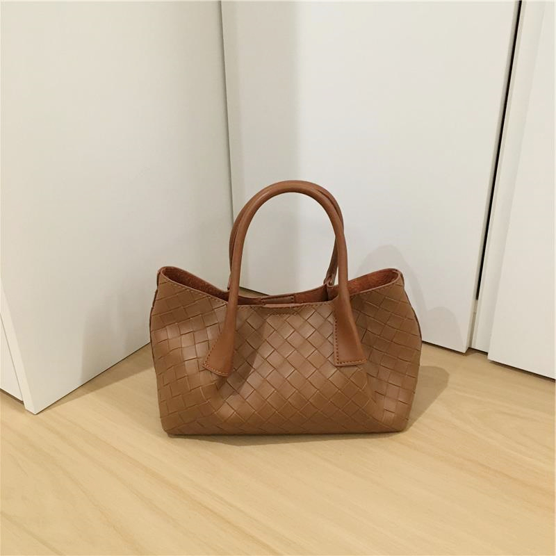 Elegant Woven Grass Basket Handbag - High-End Niche Design Shoulder Crossbody Tote Bag for Chic Fashion Lovers Elegant Woven Grass Basket Handbag - High-End Niche Design Shoulder Crossbody Tote Bag for Chic Fashion Lovers