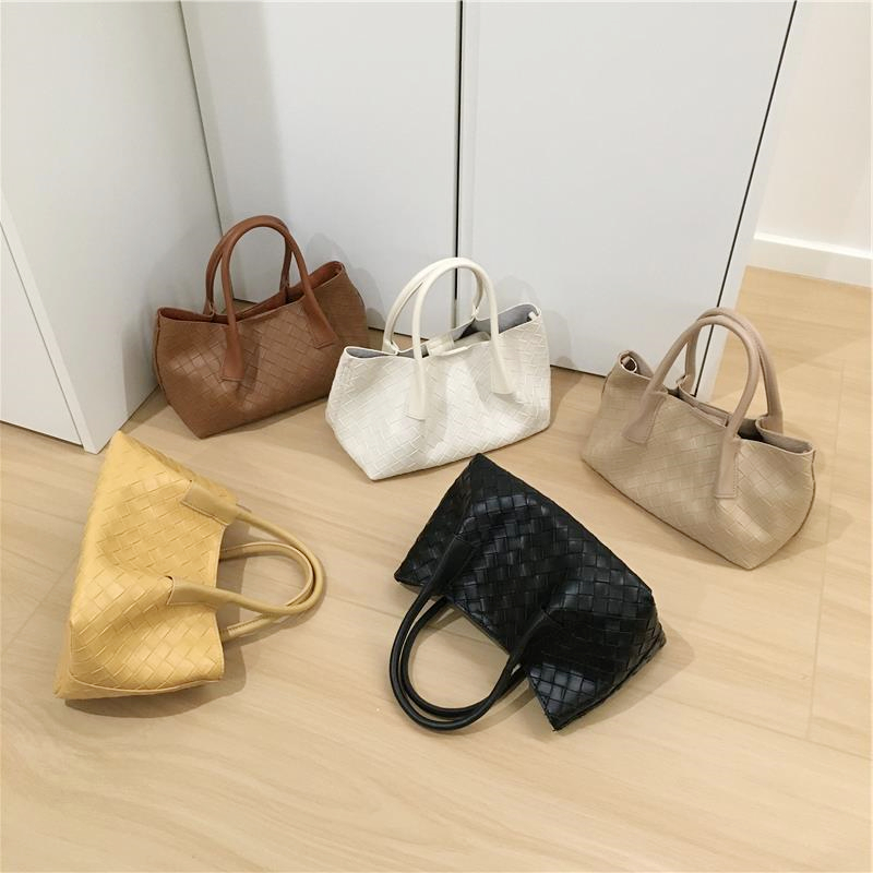 Elegant Woven Grass Basket Handbag - High-End Niche Design Shoulder Crossbody Tote Bag for Chic Fashion Lovers Elegant Woven Grass Basket Handbag - High-End Niche Design Shoulder Crossbody Tote Bag for Chic Fashion Lovers