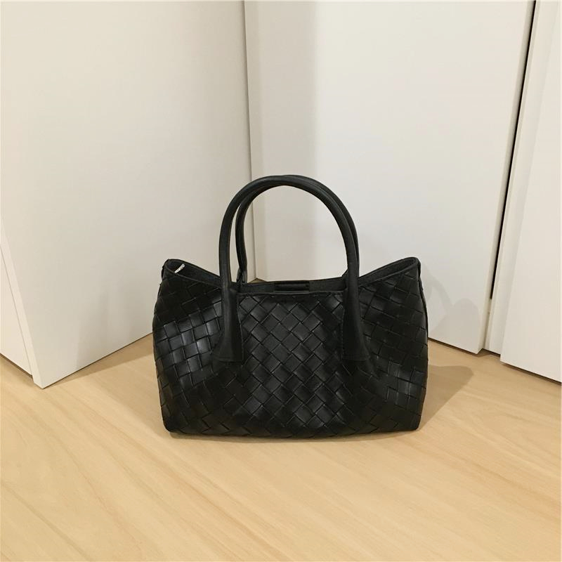 Elegant Woven Grass Basket Handbag - High-End Niche Design Shoulder Crossbody Tote Bag for Chic Fashion Lovers Elegant Woven Grass Basket Handbag - High-End Niche Design Shoulder Crossbody Tote Bag for Chic Fashion Lovers