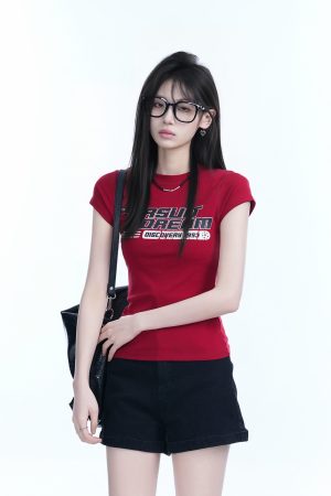 Fitted Red Short-Sleeve T-Shirt for Women - American Retro Style with Sit and Eat Until the Mountains Are Empty Print, Slimming Round Neck Design