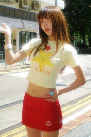 Fitted Summer T-Shirt for Women with Starfruit Print, Trendy Short Sleeves, Slimming Design, Straight Shoulder, Y2K Style Top