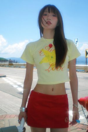 Fitted Summer T-Shirt for Women with Starfruit Print, Trendy Short Sleeves, Slimming Design, Straight Shoulder, Y2K Style Top