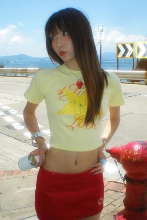 Fitted Summer T-Shirt for Women with Starfruit Print, Trendy Short Sleeves, Slimming Design, Straight Shoulder, Y2K Style Top