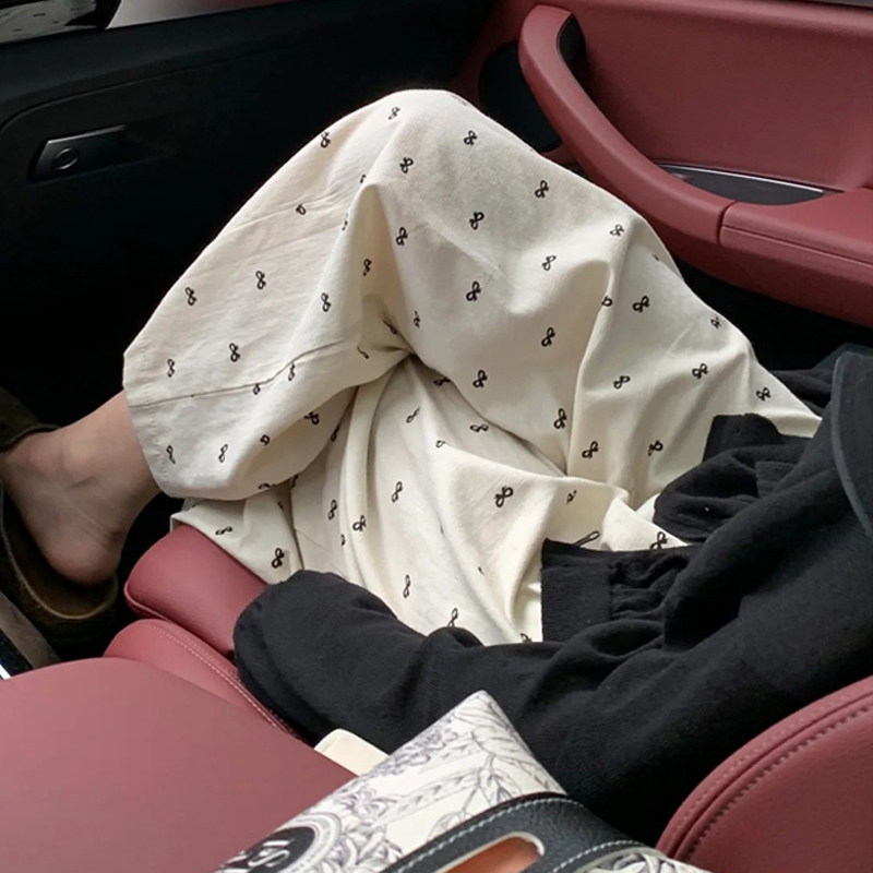 Flattering Floral Plus Size Wide-Leg Cropped Balloon Pants for Women - Casual Summer Style for Pear-Shaped Figures Flattering Floral Plus Size Wide-Leg Cropped Balloon Pants for Women - Casual Summer Style for Pear-Shaped Figures