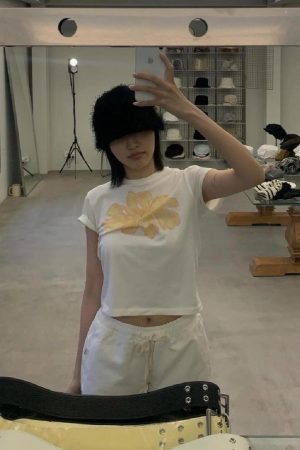 Floral Korean Style Short-Sleeve T-Shirt - Lightweight Slim-Fit Cotton Top for a Youthful Look