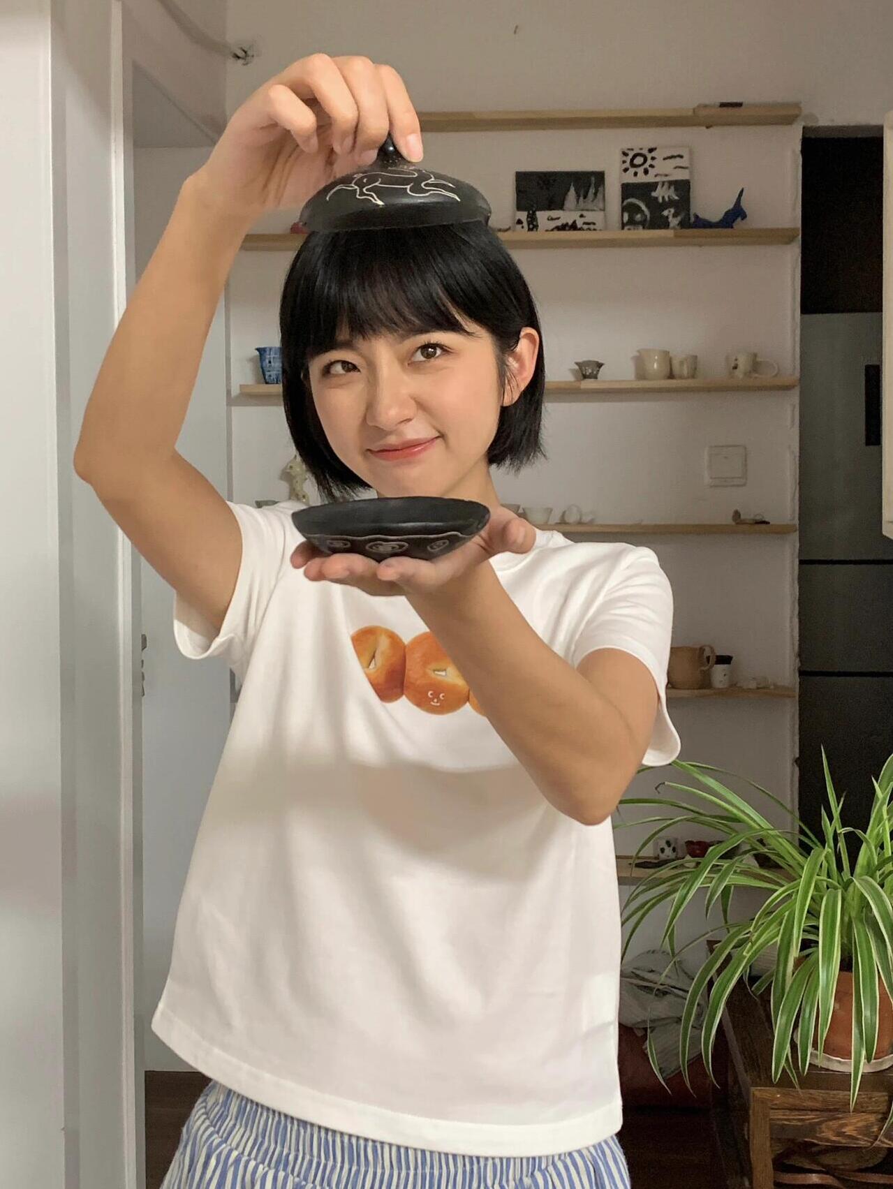 French Bread Print Shoulder-Baring Short Sleeve Top - Slim Fit Pure Cotton Fashion Tee for 25SS, Trendy Casual Wear French Bread Print Shoulder-Baring Short Sleeve Top - Slim Fit Pure Cotton Fashion Tee for 25SS, Trendy Casual Wear