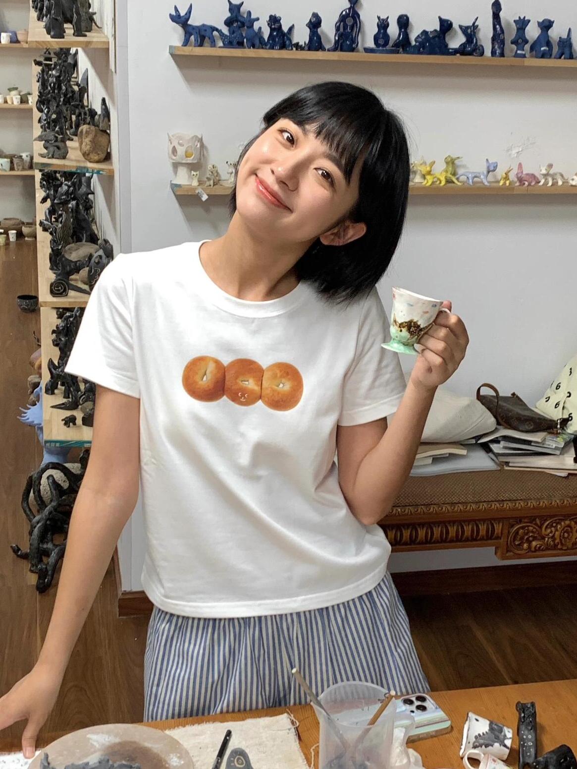 French Bread Print Shoulder-Baring Short Sleeve Top - Slim Fit Pure Cotton Fashion Tee for 25SS, Trendy Casual Wear French Bread Print Shoulder-Baring Short Sleeve Top - Slim Fit Pure Cotton Fashion Tee for 25SS, Trendy Casual Wear