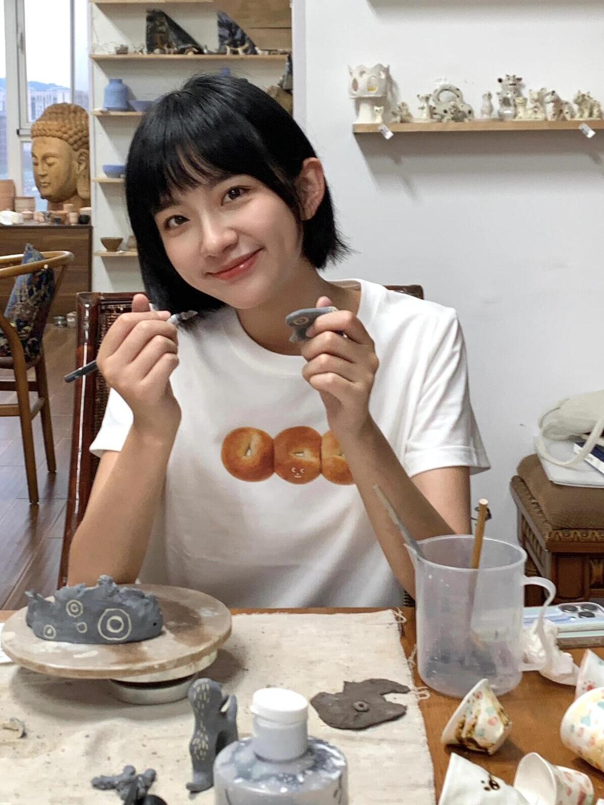 French Bread Print Shoulder-Baring Short Sleeve Top - Slim Fit Pure Cotton Fashion Tee for 25SS, Trendy Casual Wear French Bread Print Shoulder-Baring Short Sleeve Top - Slim Fit Pure Cotton Fashion Tee for 25SS, Trendy Casual Wear