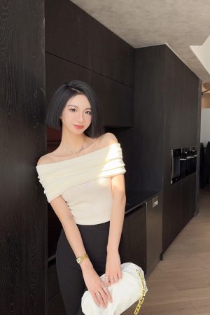 French Vintage Off-Shoulder Short Sleeve Knitted Top for Women - Light Fabric Slim-Fit Versatile Base Layer for Spring and Summer