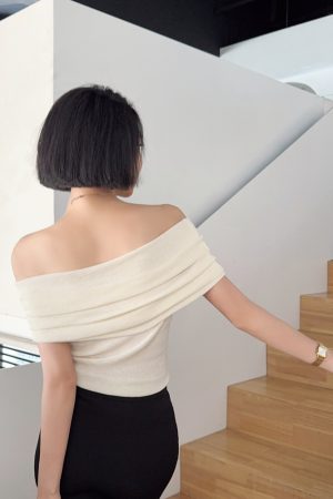French Vintage Off-Shoulder Short Sleeve Knitted Top for Women - Light Fabric Slim-Fit Versatile Base Layer for Spring and Summer