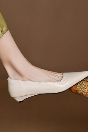Genuine Leather Low-Heeled Pointed Toe Work Shoes for Women - Elegant Commuting Style, Italian Design, Perfect for Office and Daily Wear