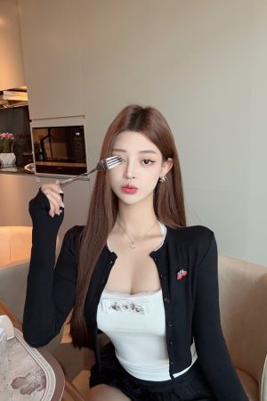 Halter Neck Slim Fit Vest Top with Built-In Chest Pad - Stylish Heavy-Duty Design for a Chic Look