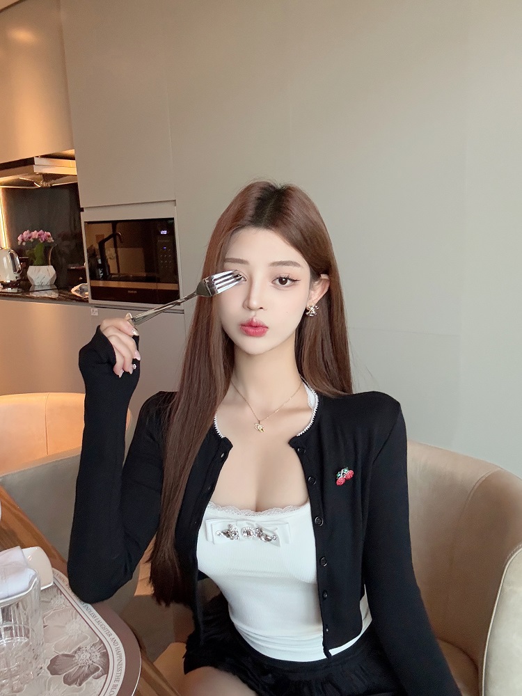 Halter Neck Slim Fit Vest Top with Built-In Chest Pad - Stylish Heavy-Duty Design for a Chic Look Halter Neck Slim Fit Vest Top with Built-In Chest Pad - Stylish Heavy-Duty Design for a Chic Look