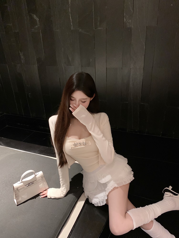 Halter Neck Slim Fit Vest Top with Built-In Chest Pad - Stylish Heavy-Duty Design for a Chic Look Halter Neck Slim Fit Vest Top with Built-In Chest Pad - Stylish Heavy-Duty Design for a Chic Look