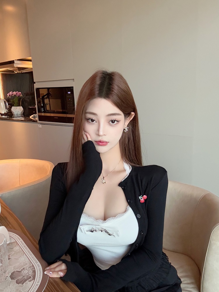 Halter Neck Slim Fit Vest Top with Built-In Chest Pad - Stylish Heavy-Duty Design for a Chic Look Halter Neck Slim Fit Vest Top with Built-In Chest Pad - Stylish Heavy-Duty Design for a Chic Look