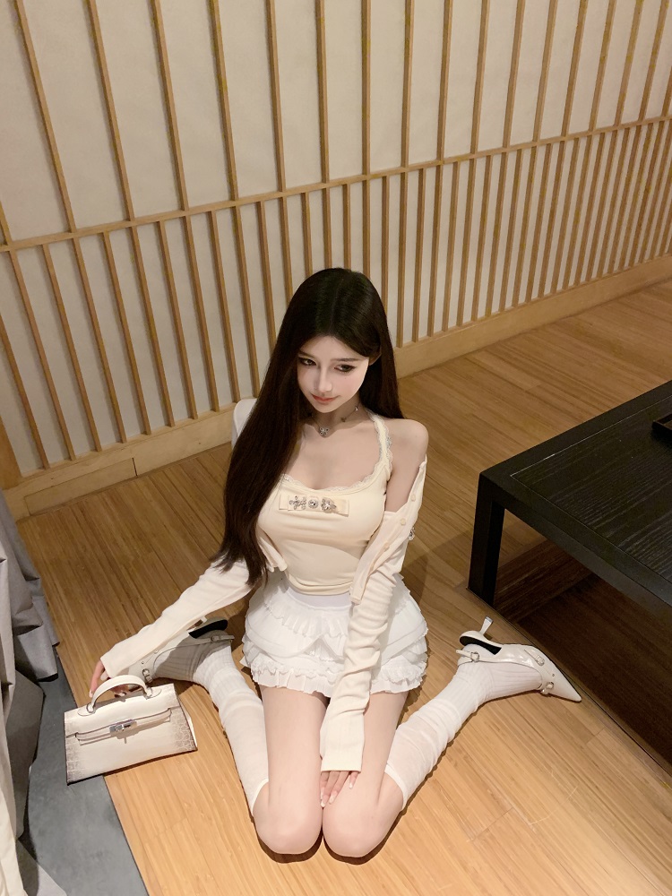 Halter Neck Slim Fit Vest Top with Built-In Chest Pad - Stylish Heavy-Duty Design for a Chic Look Halter Neck Slim Fit Vest Top with Built-In Chest Pad - Stylish Heavy-Duty Design for a Chic Look