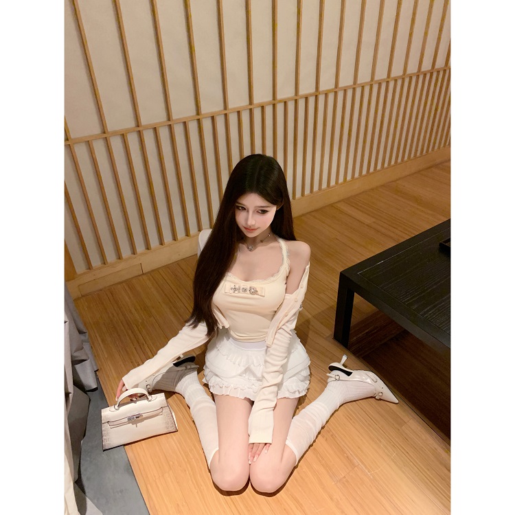 Halter Neck Slim Fit Vest Top with Built-In Chest Pad - Stylish Heavy-Duty Design for a Chic Look Halter Neck Slim Fit Vest Top with Built-In Chest Pad - Stylish Heavy-Duty Design for a Chic Look