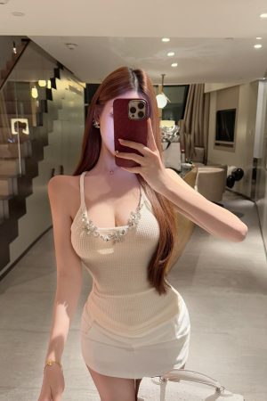 Halter Strap Slim Fit Tank Top with Detachable Brooch - Chic Pure Desire Style for Effortless Elegance