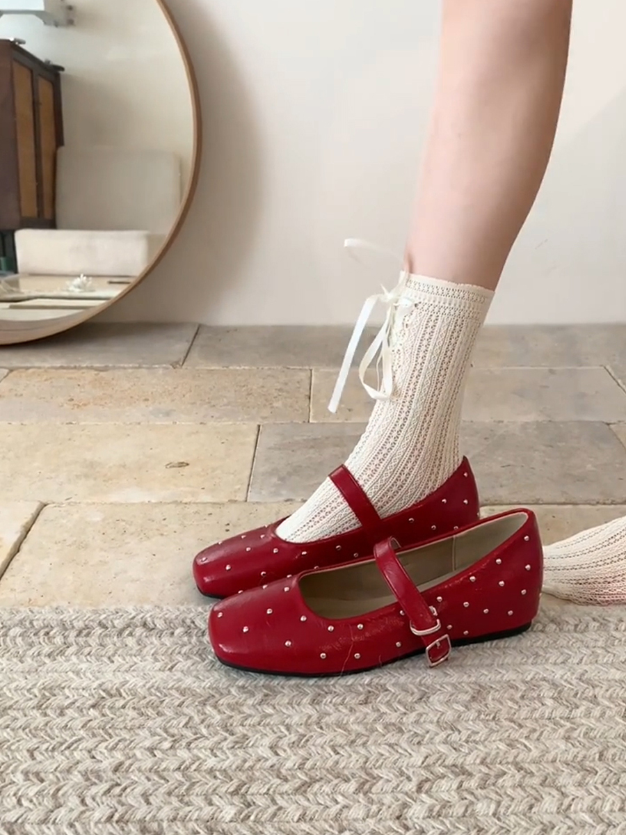 Height-Increasing Square-Toed Red Sheepskin Flats with Rivets - Retro One-Strap Ballet Mary Jane Shoes for Stylish Comfort Height-Increasing Square-Toed Red Sheepskin Flats with Rivets - Retro One-Strap Ballet Mary Jane Shoes for Stylish Comfort