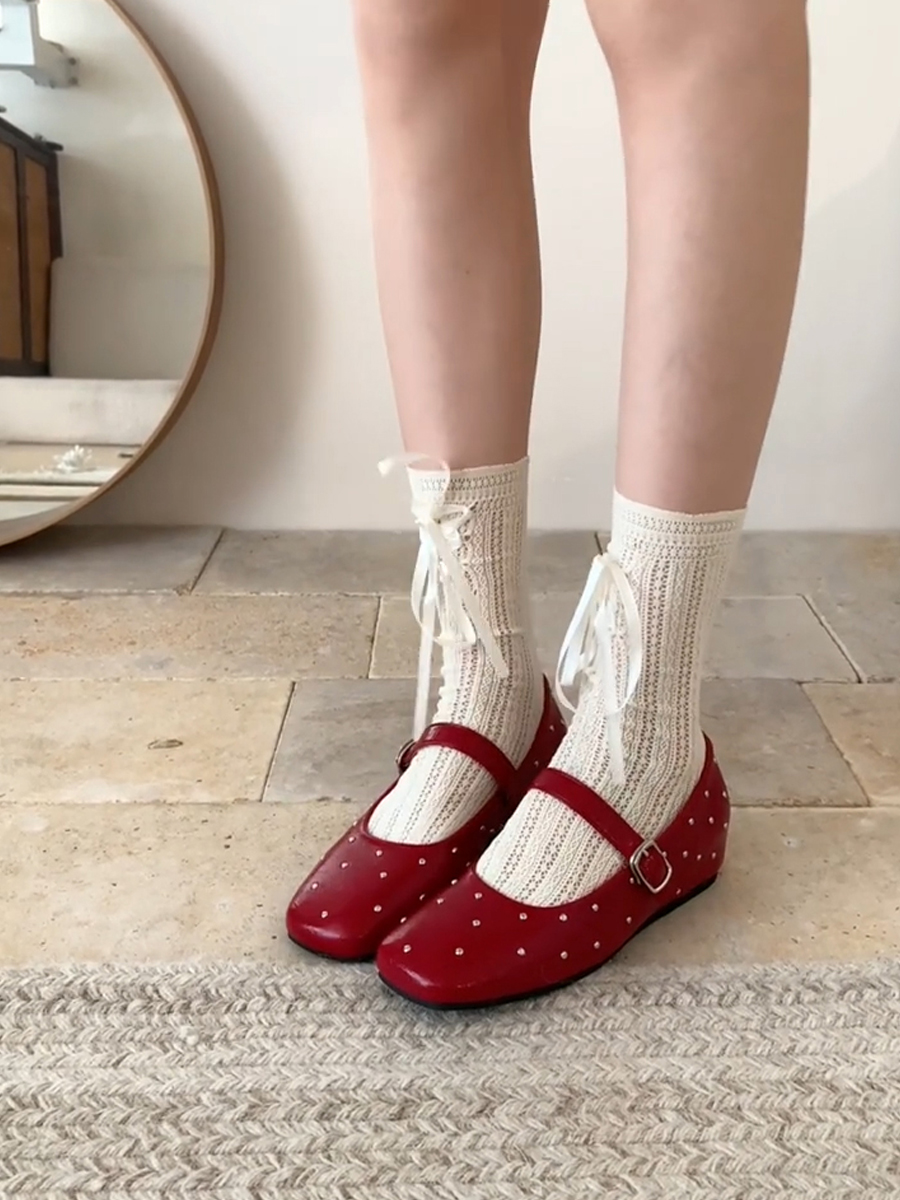 Height-Increasing Square-Toed Red Sheepskin Flats with Rivets - Retro One-Strap Ballet Mary Jane Shoes for Stylish Comfort Height-Increasing Square-Toed Red Sheepskin Flats with Rivets - Retro One-Strap Ballet Mary Jane Shoes for Stylish Comfort