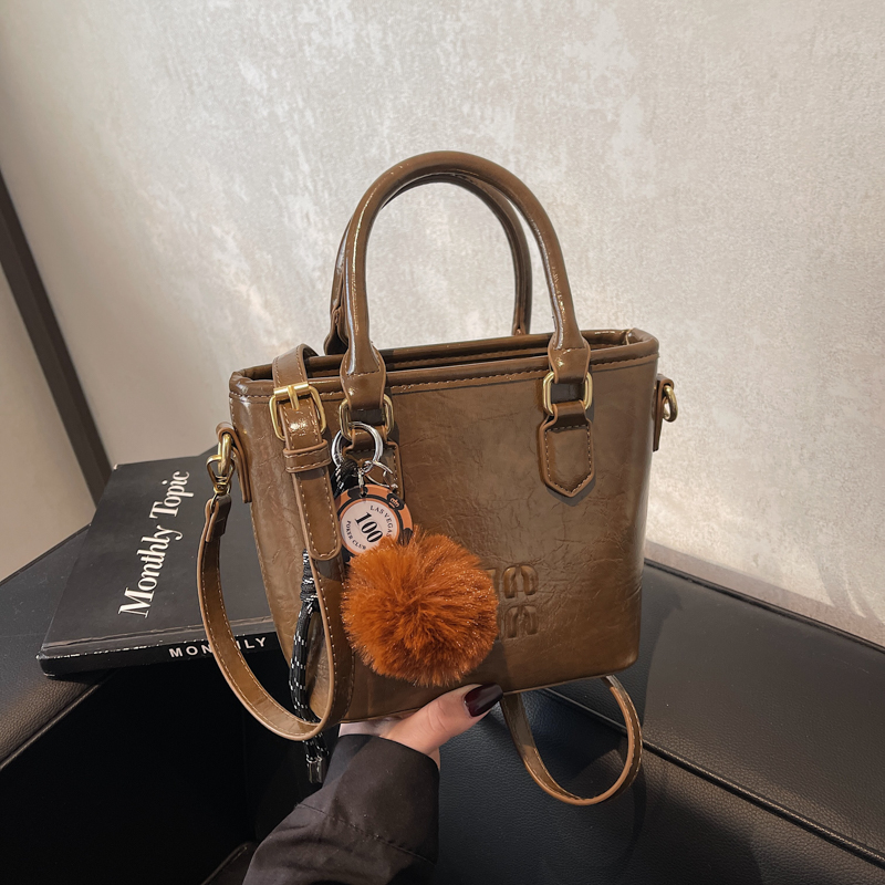 High-End Letter Design Water Bucket Tote Bag for Women - Niche Shoulder Crossbody Bag, 2025 Vegetable Basket Style High-End Letter Design Water Bucket Tote Bag for Women - Niche Shoulder Crossbody Bag, 2025 Vegetable Basket Style