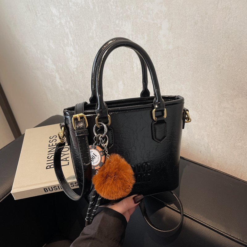 High-End Letter Design Water Bucket Tote Bag for Women - Niche Shoulder Crossbody Bag, 2025 Vegetable Basket Style High-End Letter Design Water Bucket Tote Bag for Women - Niche Shoulder Crossbody Bag, 2025 Vegetable Basket Style