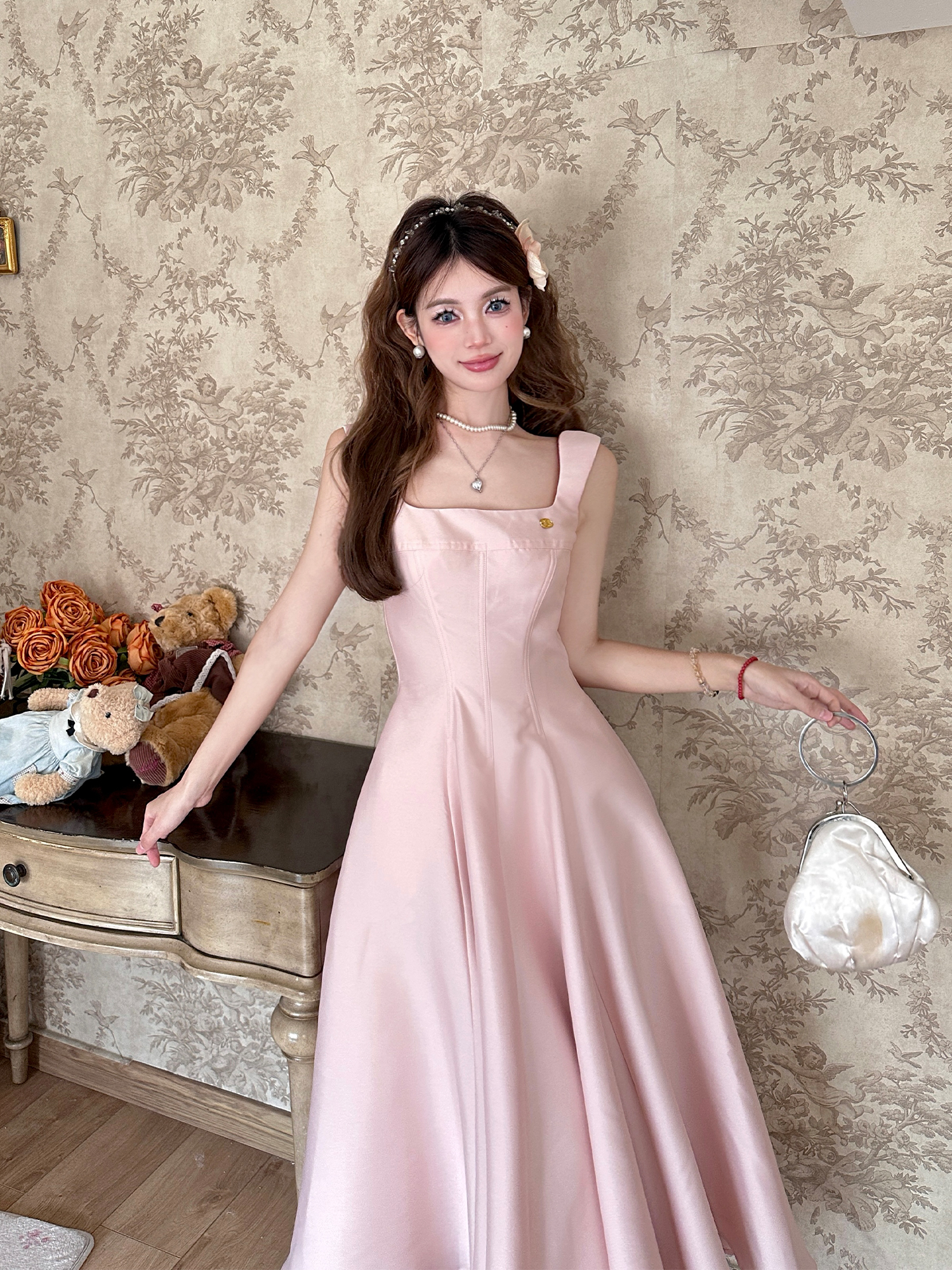 High-End Minimalist Backless Spaghetti Strap Evening Dress with Fishbone Detail | Spring & Autumn Fashion High-End Minimalist Backless Spaghetti Strap Evening Dress with Fishbone Detail | Spring & Autumn Fashion