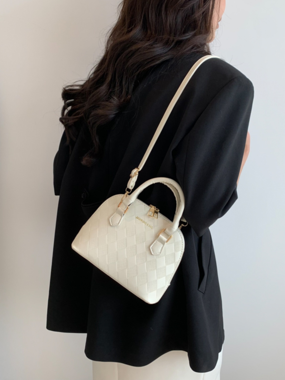 High-End Women's Textured Crossbody Bag - Versatile Retro Commuting Handbag in Niche Shell Design, Trendy 2025 Style High-End Women's Textured Crossbody Bag - Versatile Retro Commuting Handbag in Niche Shell Design, Trendy 2025 Style