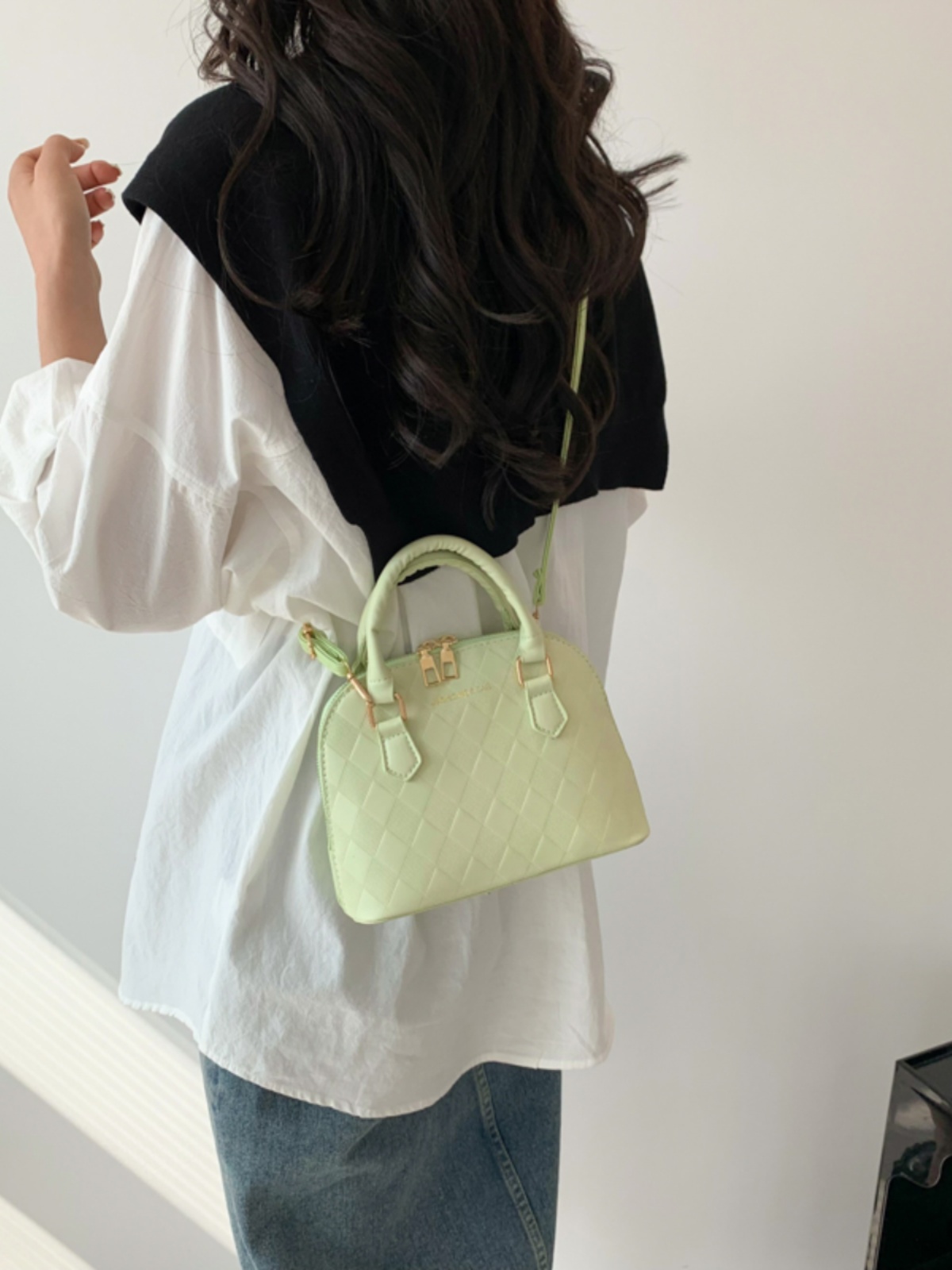 High-End Women's Textured Crossbody Bag - Versatile Retro Commuting Handbag in Niche Shell Design, Trendy 2025 Style High-End Women's Textured Crossbody Bag - Versatile Retro Commuting Handbag in Niche Shell Design, Trendy 2025 Style