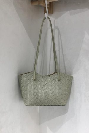 High-End Woven Textured Soft Leather Commuter Shoulder Tote Bag - Versatile Niche Design for Effortless Style