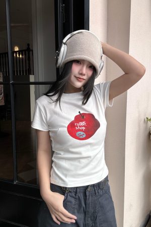 High-Stretch Slim Fit Short-Sleeve T-Shirt for Women with Fun Apple Print - Korean Style Cotton Top