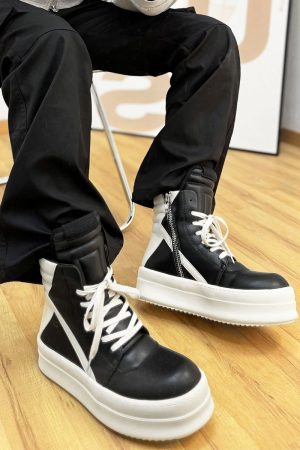 High-Top Black and White Skate Shoes for Men and Women, Trendy Platform Martin Boots, Inverted Triangle Design, Street Style