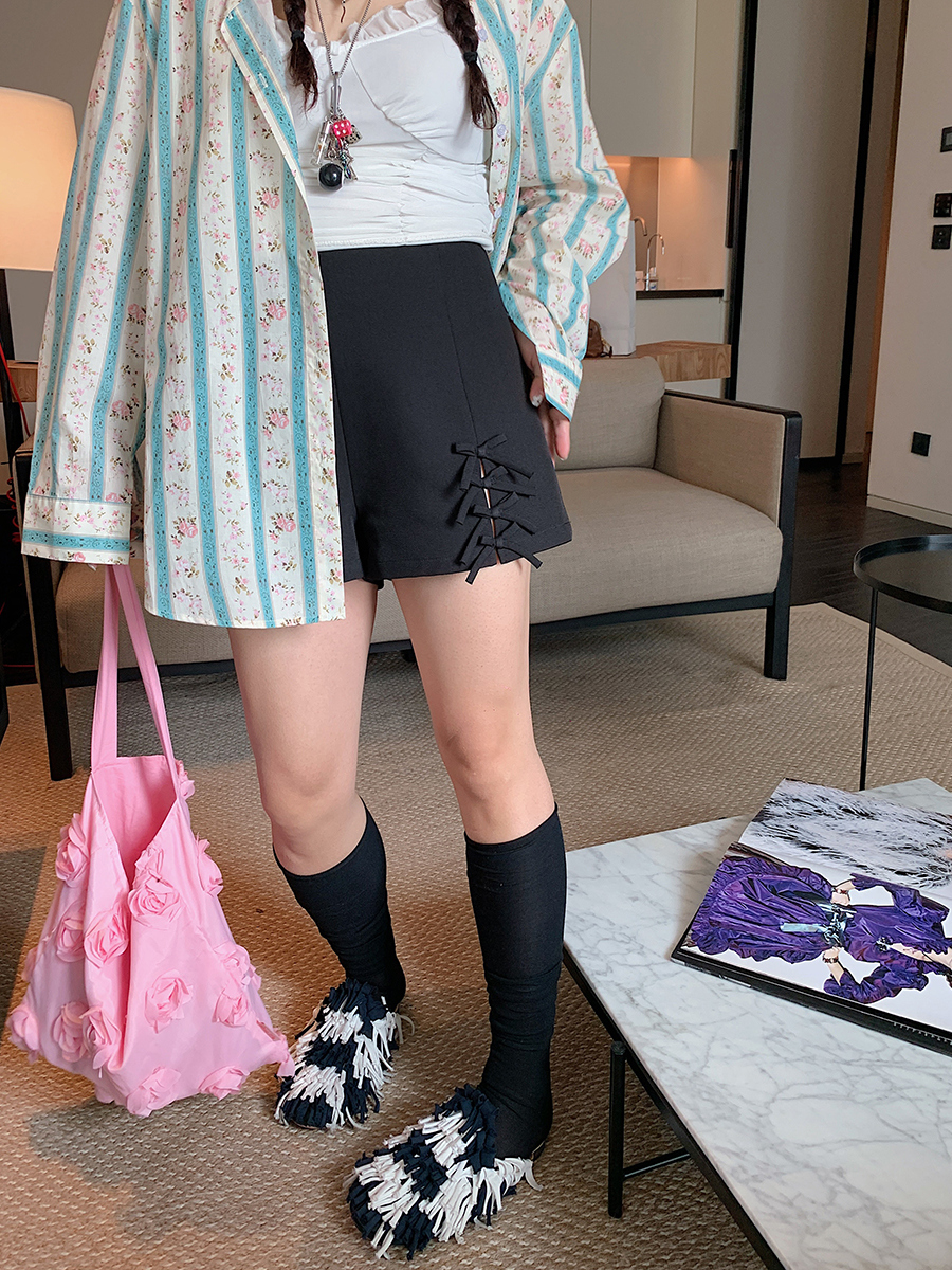 High Waist Casual Loose Black Shorts with Gold Butterfly Knot Cutout for Women - Spring/Summer 2025 Fashion Trend High Waist Casual Loose Black Shorts with Gold Butterfly Knot Cutout for Women - Spring/Summer 2025 Fashion Trend