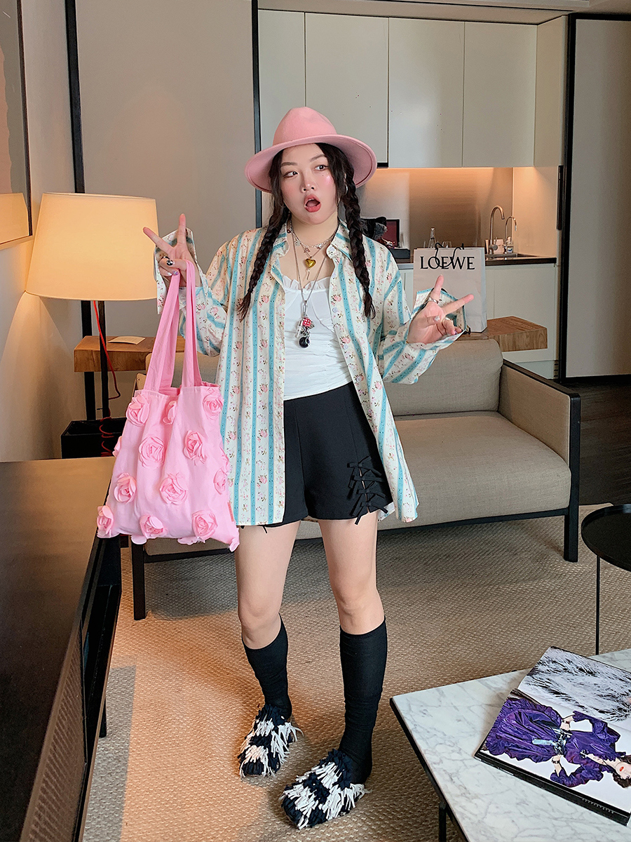 High Waist Casual Loose Black Shorts with Gold Butterfly Knot Cutout for Women - Spring/Summer 2025 Fashion Trend High Waist Casual Loose Black Shorts with Gold Butterfly Knot Cutout for Women - Spring/Summer 2025 Fashion Trend